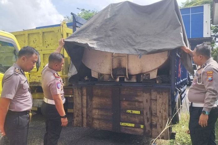 Polisi tunjukan truk bak yang menyebabkan jalan raya Bancaran, Bangkalan, Madura licin mirip keramik, belasan motor dan mobil gelimpangan