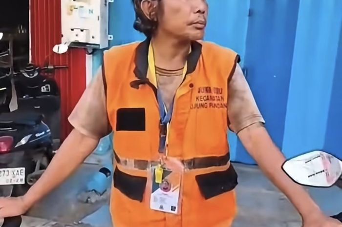 Juru Parkir Resmi kota Makassar, Sulawesi Selatan inisial H yang dipecat karena patok tarif parkir mobil Rp 20.000