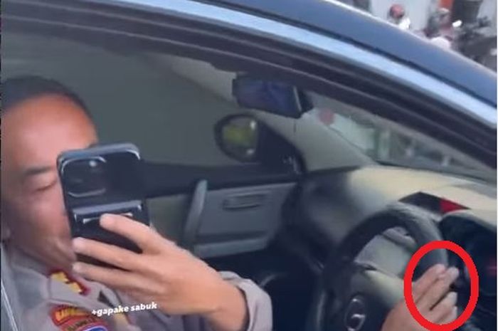Oknum perwira Polisi pangkat AKBP yang ditegur warga karena mengemudikan mobil sambil merokok di Kalimantan Selatan