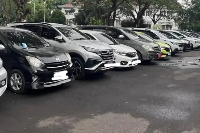 Deretan mobil ASN di Pemkot Serang, Banten yang sebelumnya terjaring razia pajak kendaraan, (4/5/26)