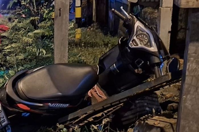Honda Vario 110 milik wanita korban jambret inisial CTA (25) yang menabrak pagar besi di kawasan Trimurti, Srandakan, kabupaten Bantul, Daerah Istimewa Yogyakarta, (4/5/26) malam