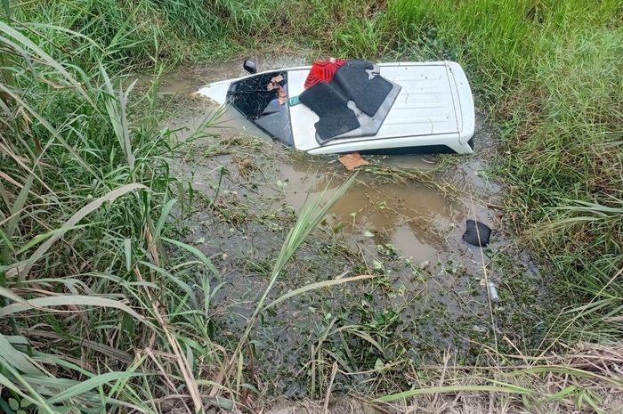 Toyota Avanza terjun dari atas jembatan dan mendarat tenggelam hampir seatap saat nyalip di Desa Sungai Parit, Sei Rampah, Serdang Bedagai (Sergai), Sumatera Utara, (6/5/26).
