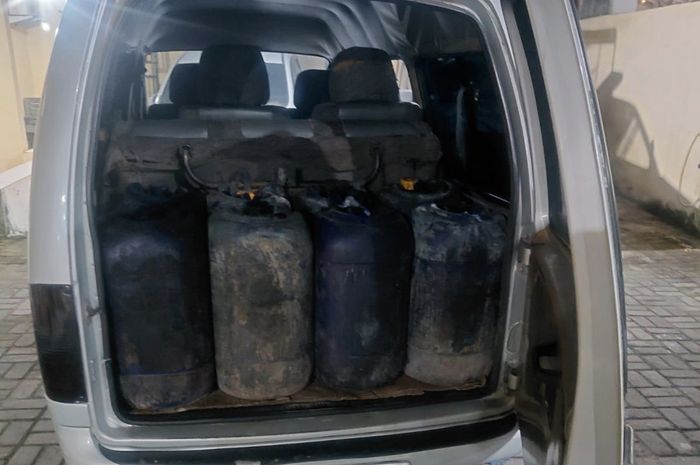 Barang bukti 15 jeriken berisi 525 liter Solar Subsidi yang diangkut Suzuki Carry di Pamekasan, Madura, Jawa Timur berhasil diamankan Satreskrim Polsek Temberu