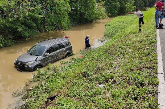 Toyota Rush kecemplung sungai di tepi Jalan Perimeter Selatan, kawasan bandara Soekarno-Hatta, Tangerang, Banten