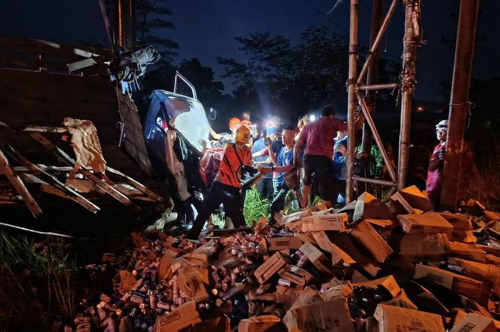 Kecelakaan truk muat susu kaleng di Salib Putih, Kecamatan Argomulyo Kota Salatiga, Jawa Tengah tuai sorotan