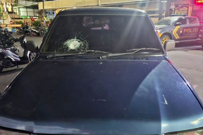 Kaca depan Toyota Kijang Kapsul pecah dilempar batu orang tak dikenal di wilayah kecamatan Sumbersuko, Lumajang, Jawa Timur, (6/5/26) malam