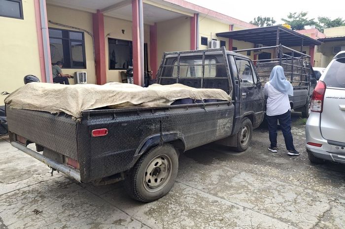 Mitsubishi L300 pengangkut 1.295 liter Pertalite ilegal diamankan Satreskrim Polres Bangkalan bersama sopirnya