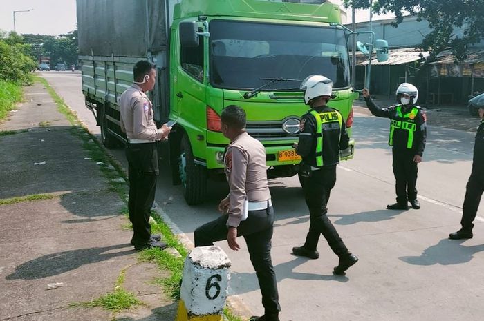 Anggota Satlantas Polres Karawang mengamankan truk tronton yang menyimpan 20 pelat nomor palsu diduga milik mafia solar subsidi kelas berat, karena tangki sudah dimodifikasi