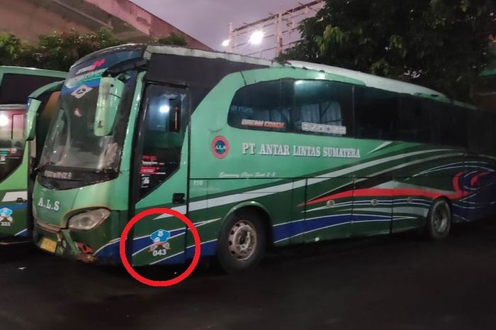 Dalam lingkaran merah nomor lambung di pintu bus ALS sebagai kode rahasia keluarga atau identitas kepemilikan