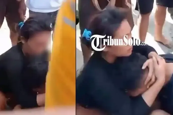 Sepasang muda-mudi saling berpelukan ditengah kerubutan warga yang emosi, keduanya tertangkap mencuri Honda Revo milik warga Dukuh Tegalmulyo, RT 002/RW 001, Desa Tegalombo, Kecamatan Kalijambe, Kabupaten Sragen. Jawa Tengah