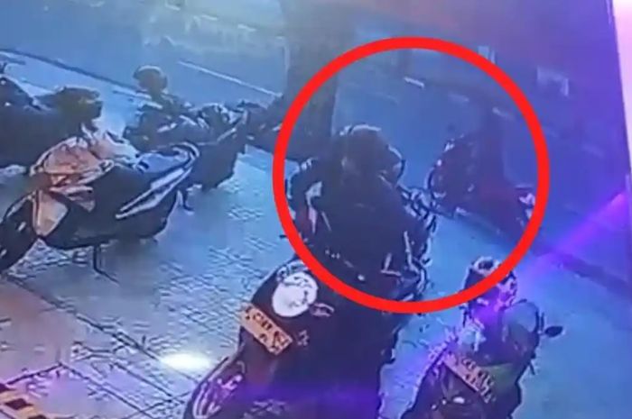 Honda Scoopy jadi sasaran pencuroan dua orang misterius. Begini kronologinya