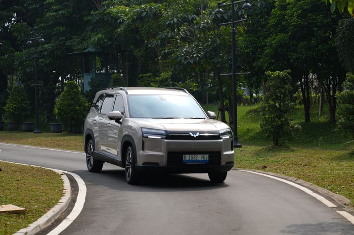 Wuling Motors mulai menyerahkan unit perdana Wuling Eksion kepada konsumen di Indonesia. Seremoni handover dilakukan di Summarecon Mall Serpong