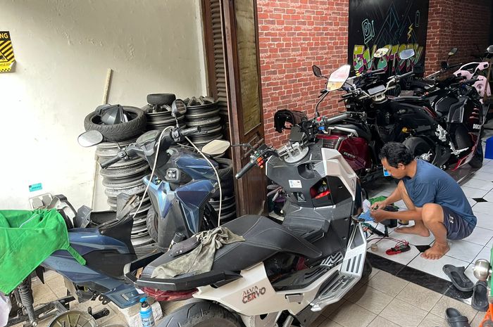 Bengkel motor listrik EV Story di kawasan Galaxy, Bekasi, ternyata juga melayani remap sistem motor listrik untuk meningkatkan performa