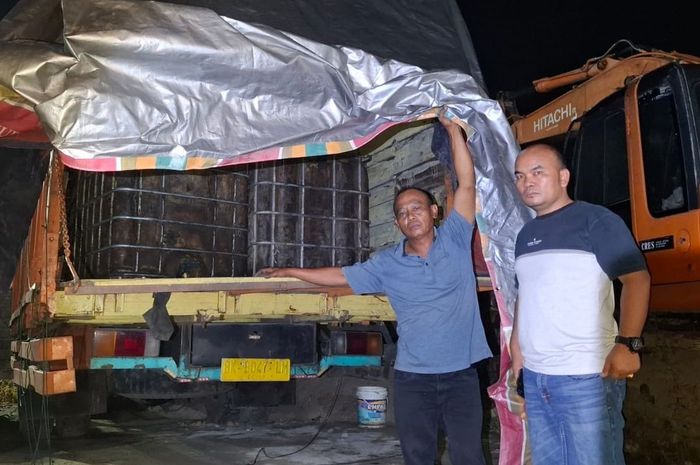 Barang bukti 5,4 ton solar dalam truk manipulatif yang menyimpan 20 barcode MyPertamina dan 7 pelat nomor palsu di Kota Tebing Tinggi, Sumatera Utara