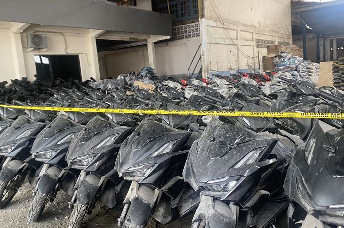 Barang bukti ribuan motor ilegal di gudang penadah Jalan Kemandoran VIII, Grogol Utara, Kebayoran Lama, Jakarta Selatan