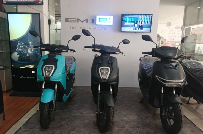 Honda EM1 e: (tengah) mendapat diskon sampai Rp 28 juta. Harga diiris jadi segini