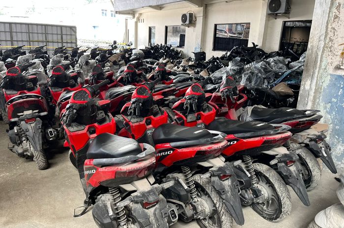 Subdit Ranmor Ditreskrimum Polda Metro Jaya mengungkap dugaan penadahan kendaraan bermotor serta penyelundupan sepeda motor ilegal ke luar negeri di sebuah gudang penyimpanan kendaraan di Jalan Kemandoran VIII, Grogol Utara, Kebayoran Lama, Jakarta Selatan,