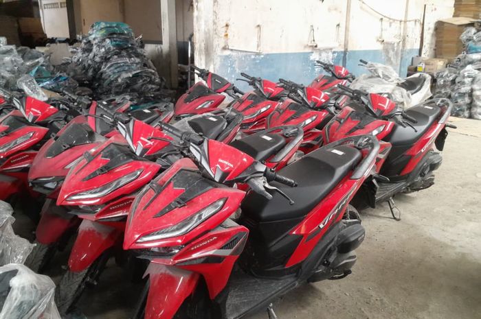 Barang bukti ribuan unit motor ilegal di gudang Jalan Kemandoran VIII, Grogol Utara, Kebayoran Lama, Jakarta Selatan