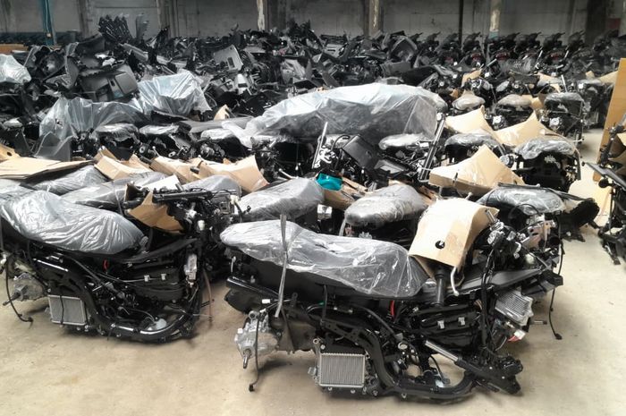 Kondisi motor utuh yang sudah dipereteli untuk siap kirim ke benua Afrika di gudang motor ilegal Jalan Kemandoran VIII, Grogol Utara, Kebayoran Lama, Jakarta Selatan