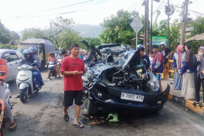 Toyota Rush yang ditumpangi empat anggota keluarga pemilik showroom mobil bekas Haji Jon Memory di kota Solok, Sumatera Barat hancur terlibat kecelakaan beruntun di Padang Besi, Lubuk Kilangan, kota Padang, Sumbar, (10/5/26)