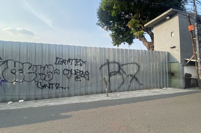 Penampakan dari depan gudang ribuan motor ilegal di Jalan Kemandoran VIII, Grogol Utara, Kebayoran Lama, Jakarta Selatan yang kini ditutup seng tinggi hingga tak terlihat dari luar