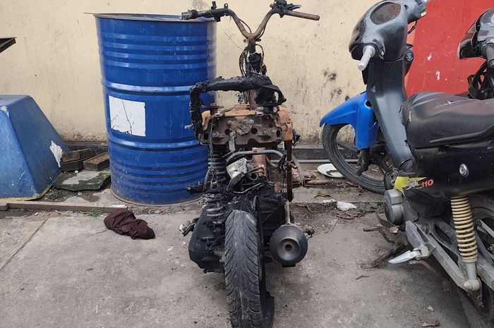 Honda BeAT terduga pelaku pencurian blower AC di dapur MBG Jalan Raya Ketengan, Burneh, Bangkalan, Madura, Jawa Timur sisa kerangka dibakar massa