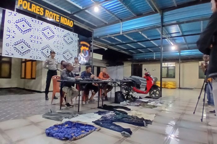 Konferensi Pers Polres Rote Ndao setelah penangkapan napi yang kabur dari Lapas Kelas III Baa, Rote Ndao, Nusa Tenggara Timur (NTT) kuat nyolong Honda Scoopy sampai laptop