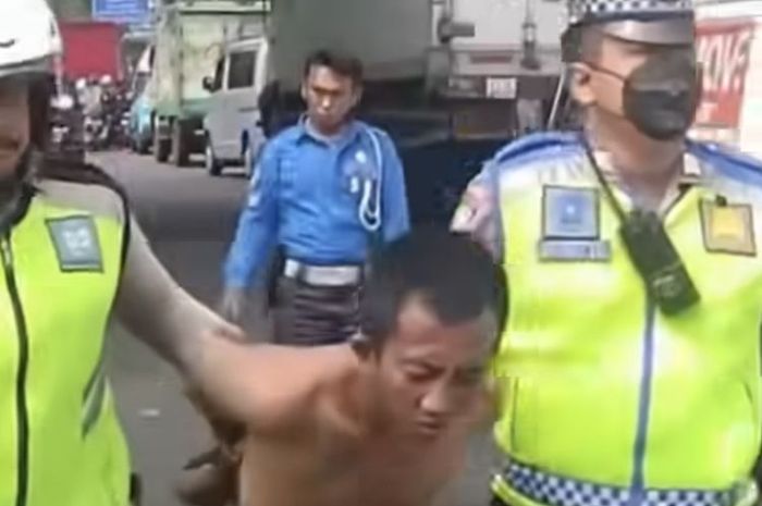 Penangkapan pelaku begal bersenjata celurit di exit tol Rawa Buaya, Cengkareng, Jakarta Barat, (23/4/26) lalu