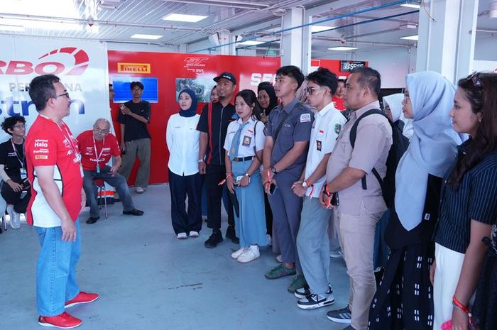 Siswa dan guru dari berbagai SMK diajak PT Pertamina Lubricants (PTPL) menonton langsung balap GT World Challenge Asia 2026 di Pertamina Mandalika International Circuit, Lombok.