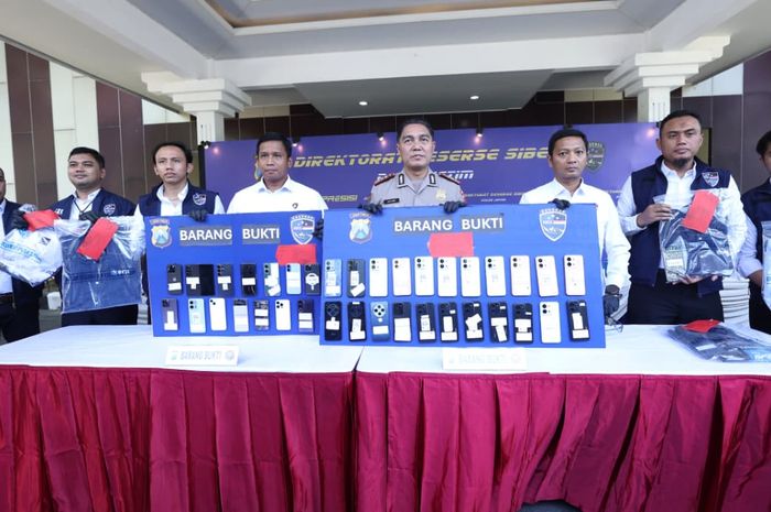 Konferensi Pers penangkapan 11 orang sindikat penipuan segitiga jual beli mobil bekas lintas provinsi, rugikan calon pembeli Toyota Kijang Innova Reborn Rp 220 Juta