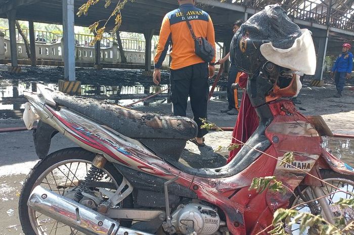 Yamaha Jupiter Z yang berhasil diselamatkan meski rusak berat dari peristiwa kebakaran area parkir pabrik ban PT Arami Jaya di Grabag, Purworejo, Jawa Tengah