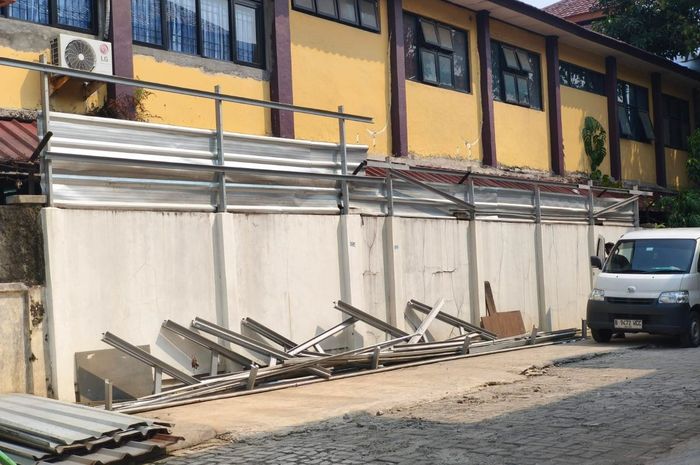 Kondisi fasilitas umum di Perumahan Puri Bintaro Hijau, Parung Serab, Kota Tangerang yang sempat dibangun kanopi salah satu warga untuk parkir mobil pribadi dan mobil dinas istri kini sudah dibongkar