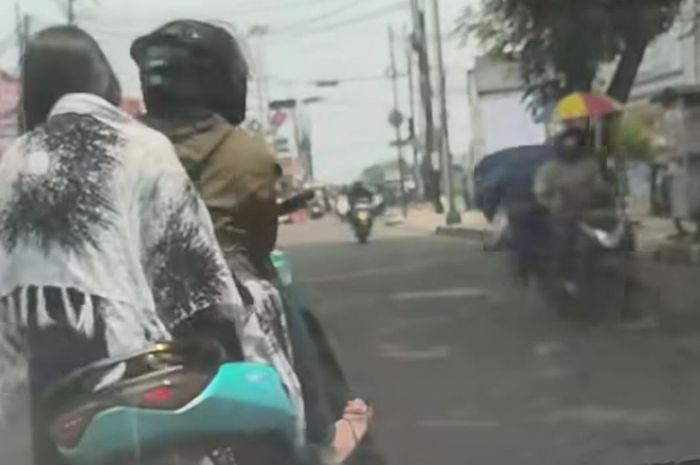Viral video pengendara Yamaha NMAX yang hadang dan tendang mobil perkara klakson