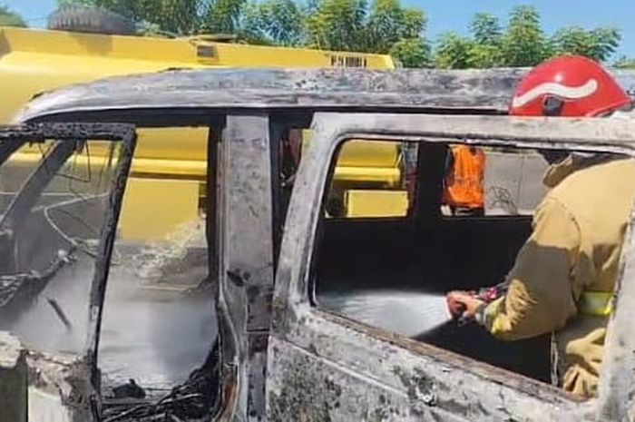 Suzuki Carry Futura yang terbakar habis di akses masuk tol Kebomas, Gresik, Jawa Timur setelah tercium bau menyengat dan disusul ledakan, (13/5/26)