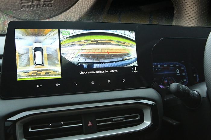 MIM ditampilkan di head unit mobil