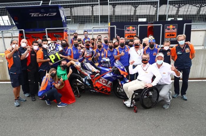 Miguel Oliveira dan Tim Tech3 merayakan kemenangan KTM di Austria pada tahun 2020.