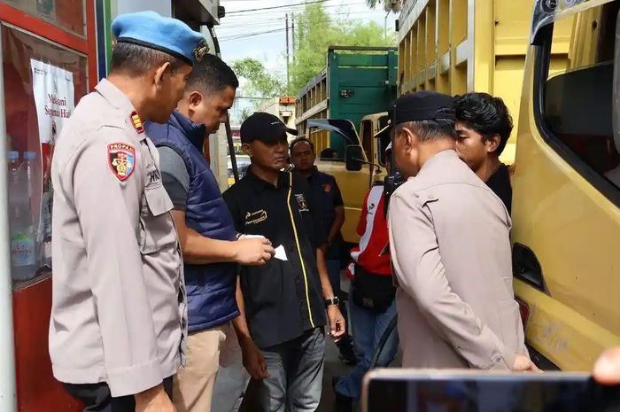 Petugas Polres Banjarbaru melakukan sidak ke sejumlah SPBU pada, Jumat (15/5/2016) menyusul laporan maraknya pungli yang dialami sopir truk oleh oknum preman. 