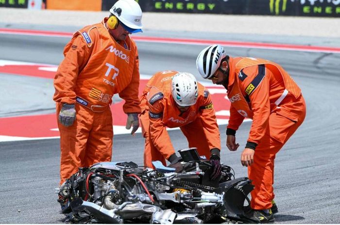 Serpihan motor Alex Marquez setelah mengalami insiden horror di MotoGP Spanyol
