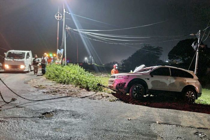 Evakuasi Chevrolet Captiva yang terlempar ke sungai hingga tewaskan pengemudi dan melukai penumpang di jalan alternatif Bendungan Kletak, Desa Klampok, Godong, Kabupaten Grobogan, Jawa Tengah, (16/5/26).