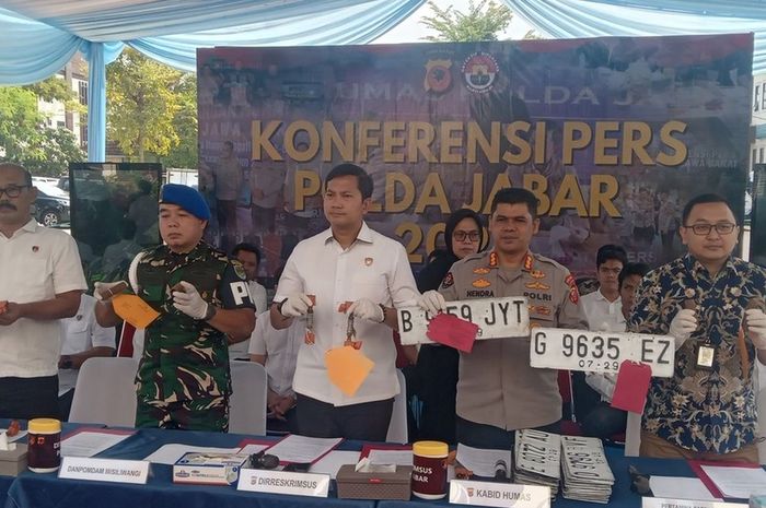 Konferensi Pers pengungkapan kasus kejahatan migas senilai Rp 19 miliar lebih oleh Polda Jawa Barat, modus mobil helikopter sampai pakai pelat nomor palsu