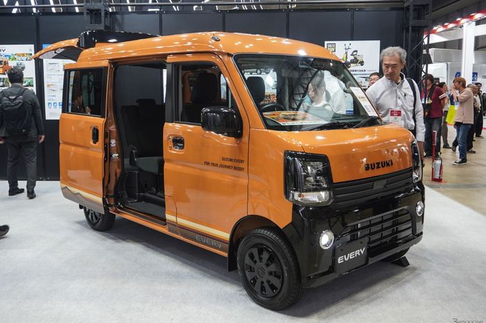 penampakan mobil compact Suzuki Every J Limited yang kental nuansa kalcer, iritnya tembus 17 km per liter