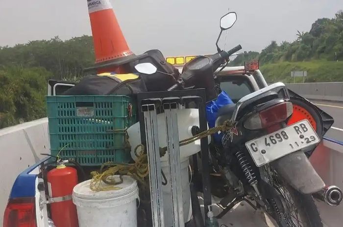 Pengendara Supra X melenggang bebas di jalan tol Batang. 