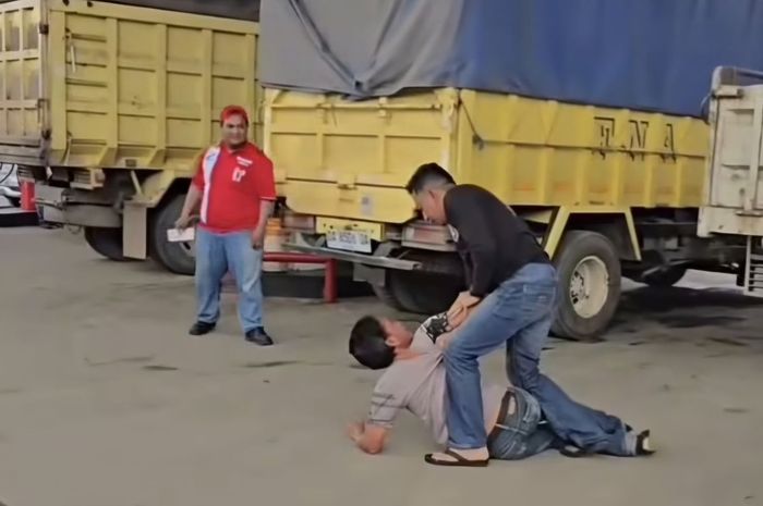 Petugas gabungan Polresta Banjarmasin dan Polda Kalimantan Selatan tangkap empat preman pelaku pemalakan sopir truk yang sedang antre Solar di SPBU Benua Hanyar, Banjarmasin Timur dan SPBU Basirih, Banjarmasin Selatan