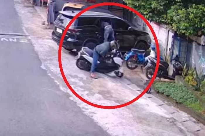 Aksi maling pecah kaca mobil Toyota Fortuner mengambil tas berisi uang tunai Rp 300 juta di parkiran warung seblak wilayah kelurahan Tukangkayu, Banyuwangi, Jawa Timur