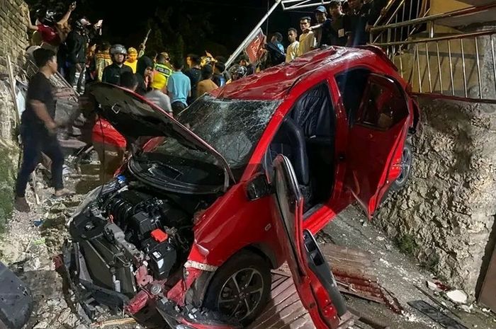 Honda Brio hancur lebur hingga bodi keriting dan terkelupas akibat dikemudikan dalam kondisi mabuk di Jalan Sam Ratulangi, Oesapa Barat, Kelapa Lima, Kota Kupang, Nusa Tenggara Timur (NTT).