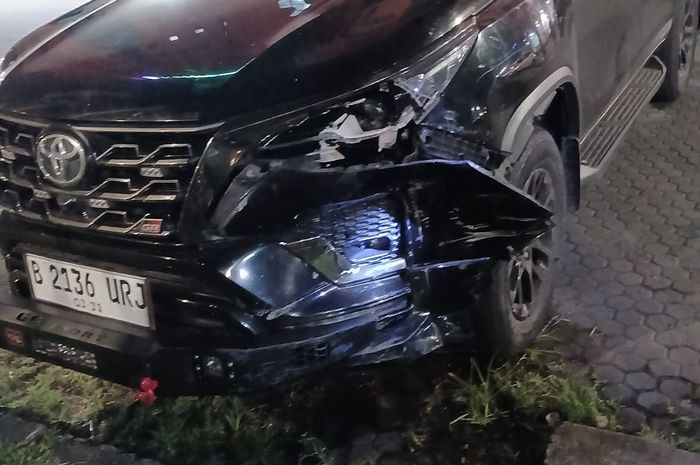 Kondisi bodi depan kiri Toyota Fortuner yang dikemudikan WNA China inisial QX (42) usai menabrak Bajaj hingga mengakibatkan pengendaranya meninggal di Jalan Jembatan Batu,Tamansari, Jakarta Barat, (18/5/26) dini hari