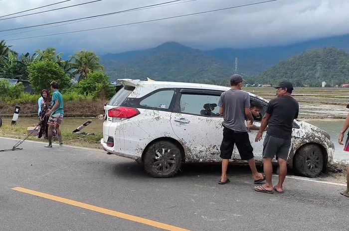 Proses evakuasi Honda Mobilio yang terjun ke sawah di Pekkabata Kanang, Amassangan, Binuang, kabupaten Polewali Mandar, Sulawesi Barat, (18/5/26).