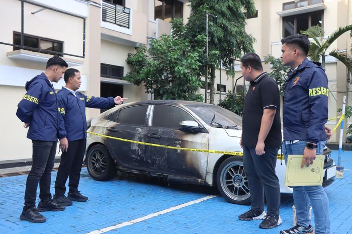 Kondisi Honda Civic Turbo milik Kades Purwasaba, Welas Yuni Nugroho atau dikenal Hoho Alkaf yang kena teror pembakaran di Mapolresta Banjarnegara, Jawa Tengah