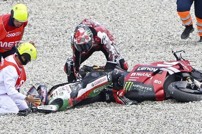 Johann Zarco mengalami insiden mengerikan di MotoGP Spanyol 2026, setelah kaki kirinya terjebak di roda belakang motor Francesco Bagnaia