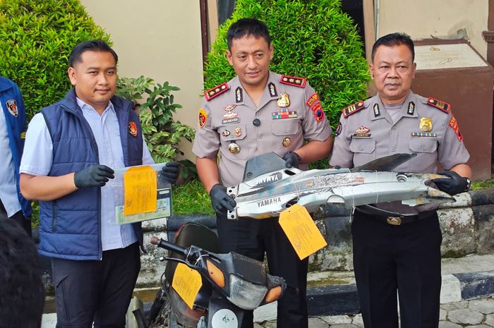 Kapolres Klaten, AKBP Moh Faruk Rozi dan jajaran menunjukan barang bukti Yamaha Vega yang sempat dicuri saat ditinggal parkir di kawasan pasar Kraguman, Jogonalan, Klaten, Jawa Tengah